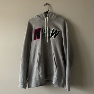 Nike sortsware hoodie.